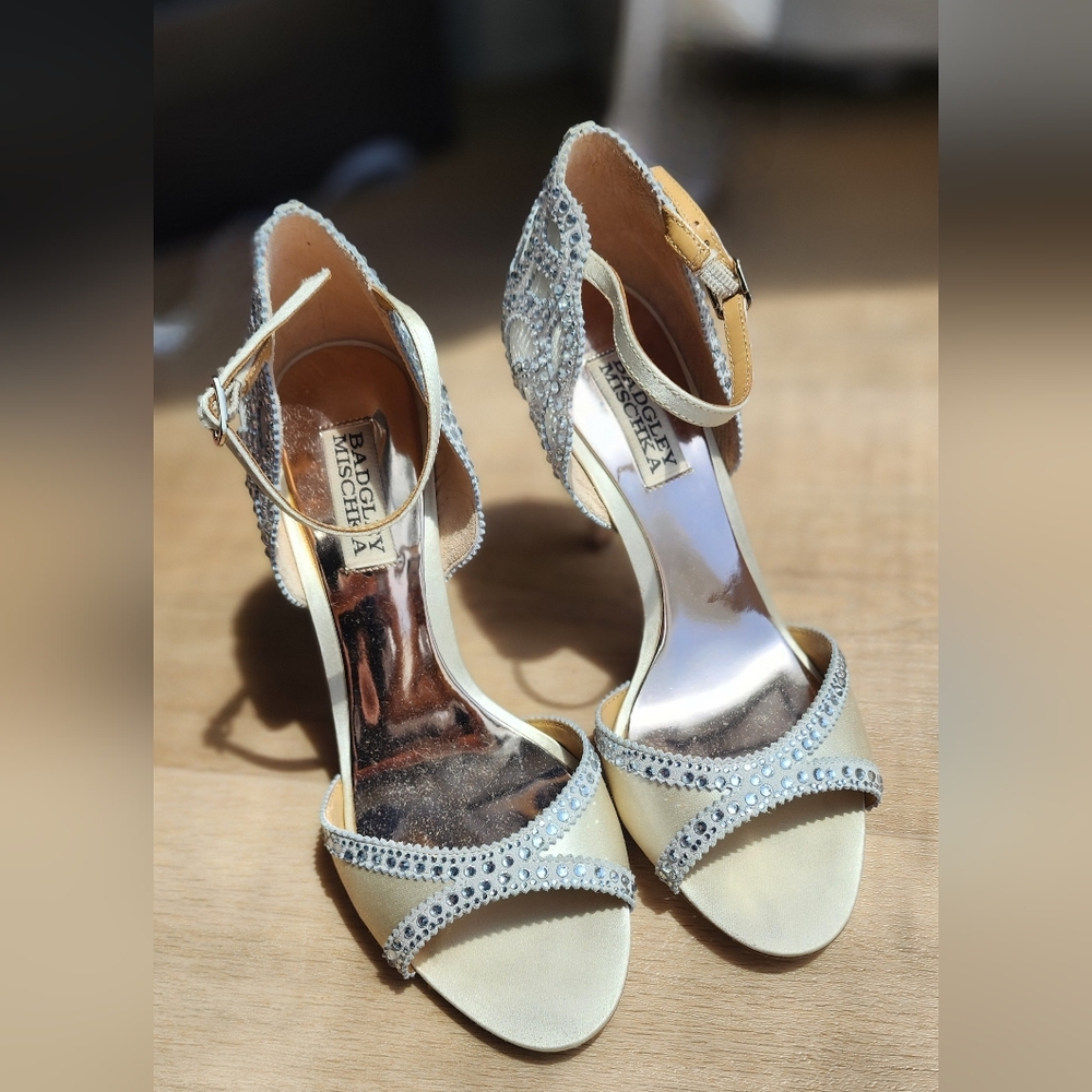 Badgley Mischka Ivory Shoes with crystal beads! - Picture 5 of 11